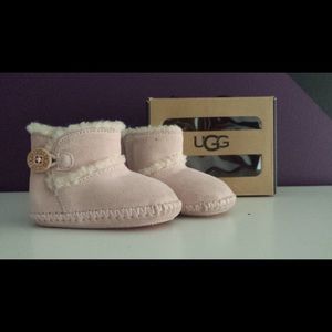 UGG. LEMMY II SUEDE CRIB SHOE